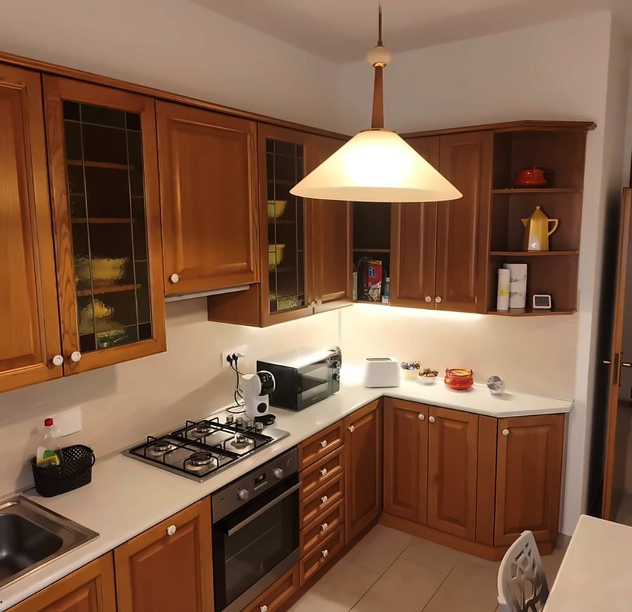 Cucina con macchina da caffè a cialde e bollitore